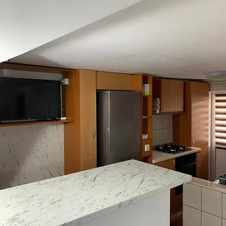 Cheerful 3-bedroom Getaway Apartment *